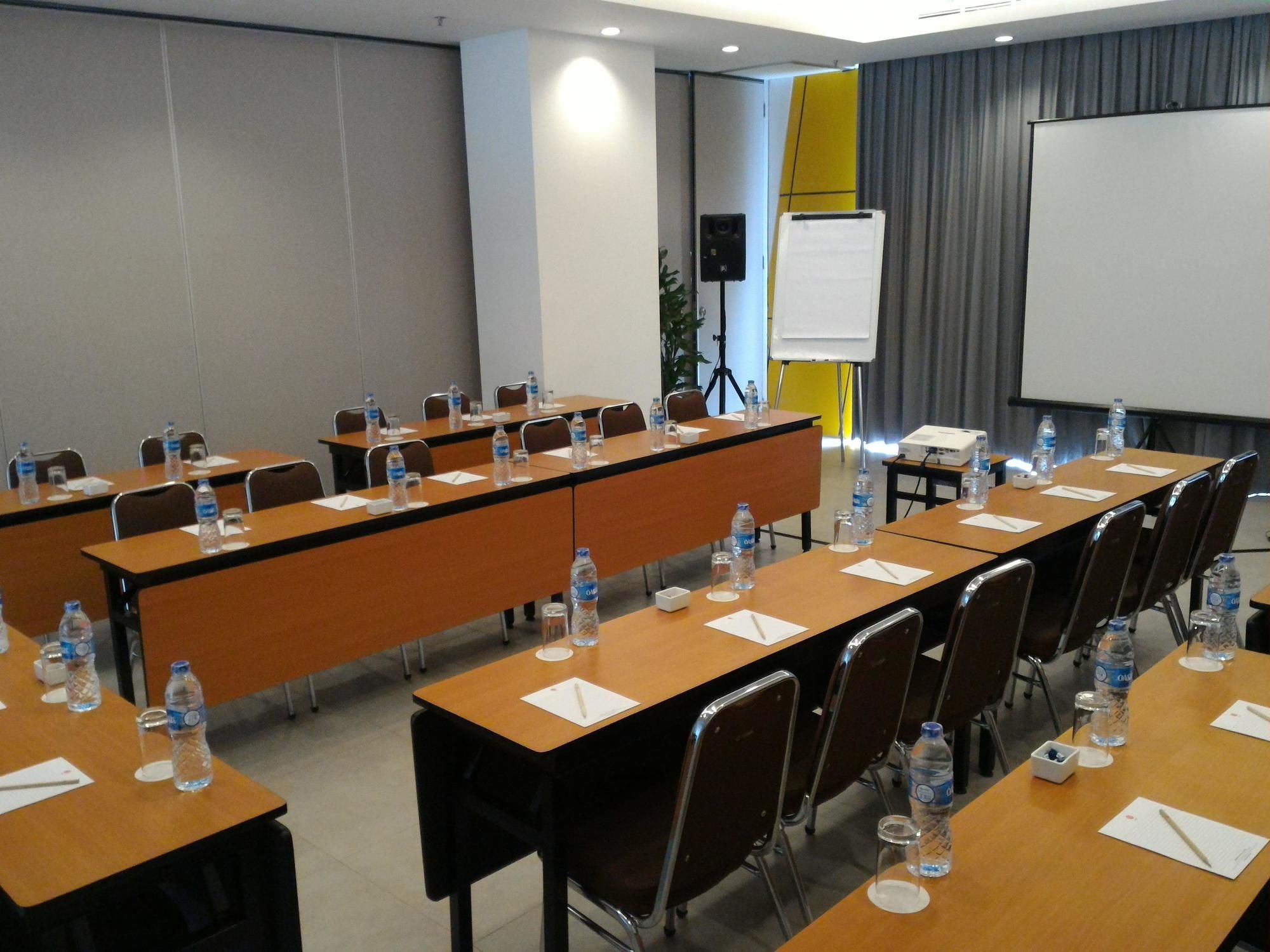 Townhouse Oak Jp Hotel Jakarta Buitenkant foto
